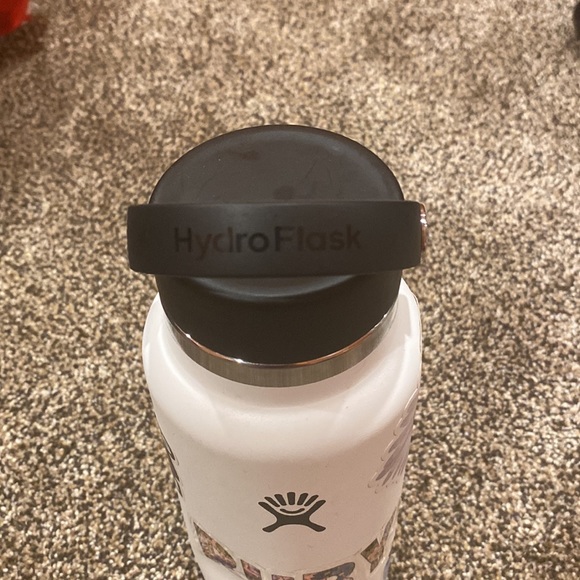 Slightly dented hydro flask - Picture 6 of 6